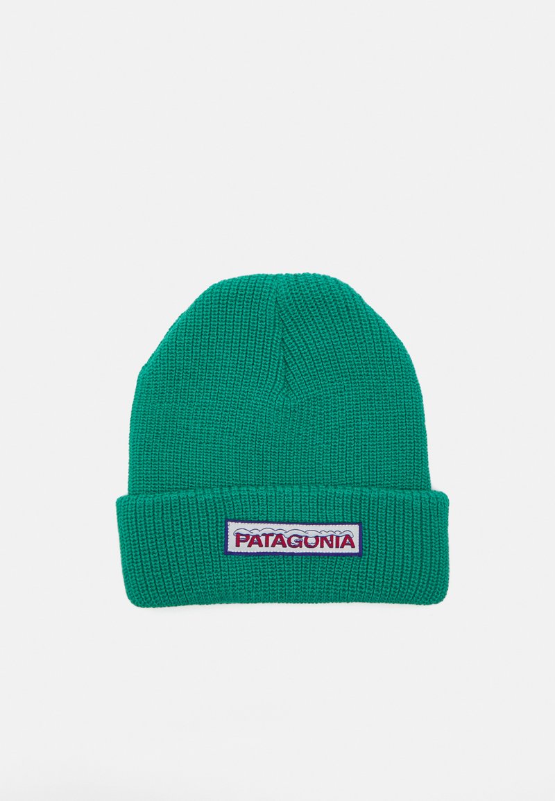 Bonnet en tricot vert avec un revers et un logo en patch. La texture est côtelée, avec une structure douce et près du corps.
