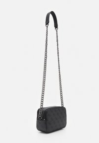 Borsa rettangolare nera con superficie testurizzata, tracolla a catena e dettagli in pelle. Presenta una chiusura con cerniera e un motivo logo sottile.