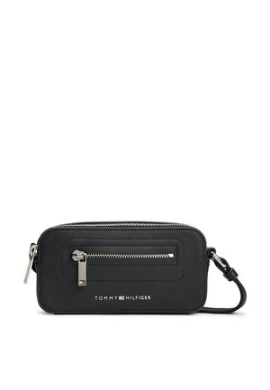Μαύρο ορθογώνιο βραχιολάκι Tommy Hilfiger με μπροστινή τσέπη με φερμουάρ, ασημένια τσέπες φερμουάρ και επωνυμία κάτω από την τσέπη.