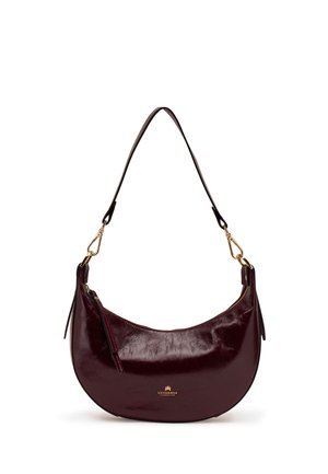 Sac à main en cuir bordeaux foncé en forme de croissant avec bandoulière réglable et accessoires dorés, avec un petit logo sur le devant.