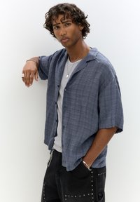 PULL&BEAR CHECK SEERSUCKER  - Vapaa-ajan kauluspaita - blue