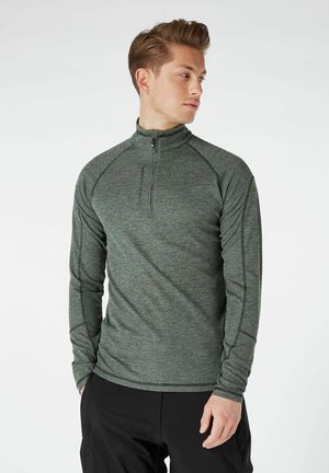 Grüner Pullover mit langen Ärmeln und einem Viertelreißverschluss-Kragen. Aus strukturiertem Stoff gefertigt, mit kontrastierenden Nähten und einer taillierten Passform.