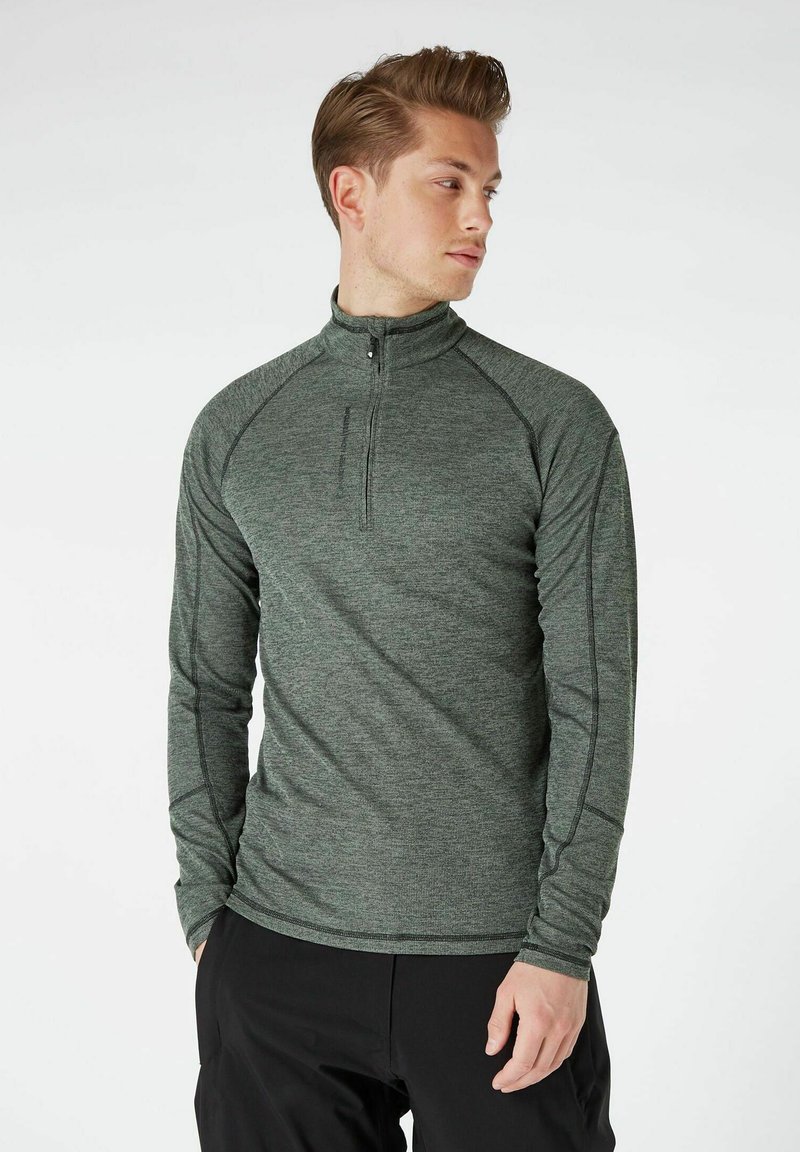 Grüner Pullover mit langen Ärmeln und einem Viertelreißverschluss-Kragen. Aus strukturiertem Stoff gefertigt, mit kontrastierenden Nähten und einer taillierten Passform.