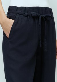Next PETITE FIT  - Hlače - navy