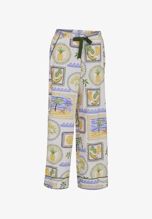 Białe spodnie o szerokich nogawkach z zielonym sznurkiem, z tropikalnymi nadrukami ananasów, bananów, kiwi, palm i plażowych scen.