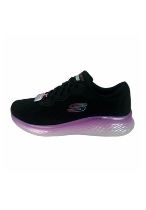 Chaussure de sport noire avec tige en mesh, semelle dégradée rose et violette et design à lacets. Présente un logo sur le côté et une semelle rembourrée.
