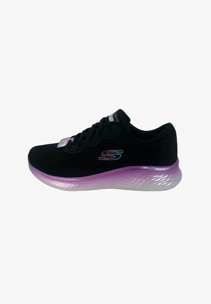 Chaussure de sport noire avec tige en mesh, semelle dégradée rose et violette et design à lacets. Présente un logo sur le côté et une semelle rembourrée.