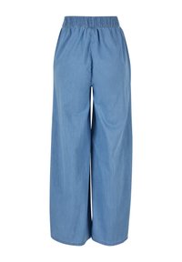 Hellblaue, weit geschnittene Jeanshose mit elastischem Bund. Der Stoff wirkt glatt mit einer leicht ausgewaschenen Textur und zeigt keine auffälligen Muster.