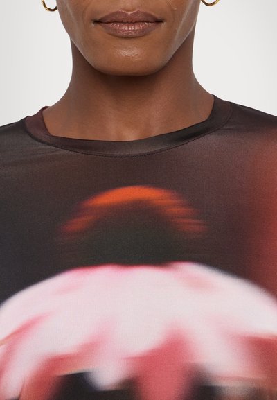 Camicia a maniche corte con design a gradiente che presenta colori scuri e chiari, colletto rotondo e tessuto morbido e elasticizzato.