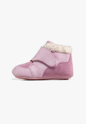Bottines en cuir rose à la cheville avec une doublure en shearling doux, une sangle Velcro et une combinaison de textures lisses et en daim.