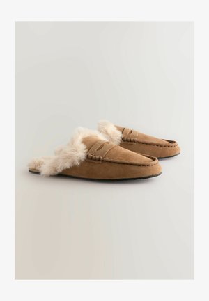 Pruunist nahast sussid kunstfliisvoodriga, libisemisega disain ja ülaosas tikand. Mustast kummist talla tõttu hea haardevõime.