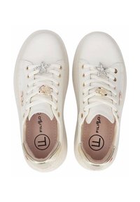 Białe sneakersy o gładkiej skórzanej teksturze, z dekoracyjnymi zawieszkami w kształcie gwiazd i słoni na sznurówkach oraz złotymi akcentami na pięcie.