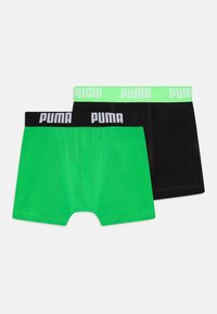 Deux paires de boxer : une verte vif avec un logo "PUMA" blanc sur la taille, et une noire avec une taille noire assortie.