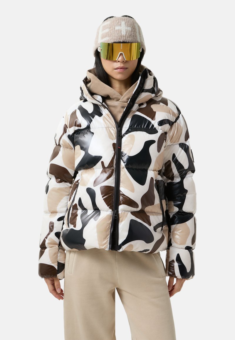 Pufferjack in glanzend, multitone camouflagemotief met schakeringen van bruin, crème en zwart; voorzijde met rits en capuchon voor extra warmte.