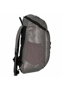 Mochila gris con un acabado texturizado, que cuenta con un bolsillo lateral y secciones de malla acolchadas en la parte posterior y las correas para mayor comodidad. Cierre de cremallera en la parte superior.