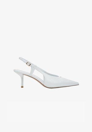 Witte slingback schoen met een spits toelopende neus, gemaakt van glanzend materiaal. Heeft uitgesneden zijkanten, een smalle hak en een klein gouden accent.