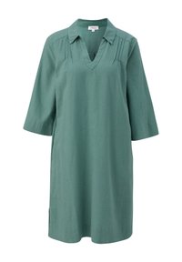Robe verte longueur genou avec manches trois-quarts, col en V, col et plis subtils près des épaules.