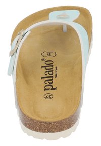 Ljusblå flip-flop med vita remmar, korkfotbädd och texturerad yta. Har en rundad form och en liten logotyp tryckt på innersulan.