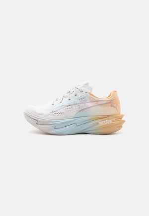 Chaussure de course blanche avec dégradé pastel et semelle épaisse étiquetée "NITRO ELITE", tige en mesh respirant et fermeture à lacets.