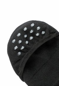 Czarna skarpetka sięgająca kostek z teksturowaną górą i silikonowymi kropkami antypoślizgowymi na podeszwie, zapewniającymi lepszą przyczepność. Wykonana z miękkiego materiału, idealnie przylegająca do stopy.