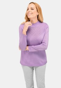 Lavendel Pullover mit hohem Kragen, strukturiertem Strickmuster auf der Brust, langen Ärmeln und einem lockeren Schnitt. Glatte Textur, leichtes Material.