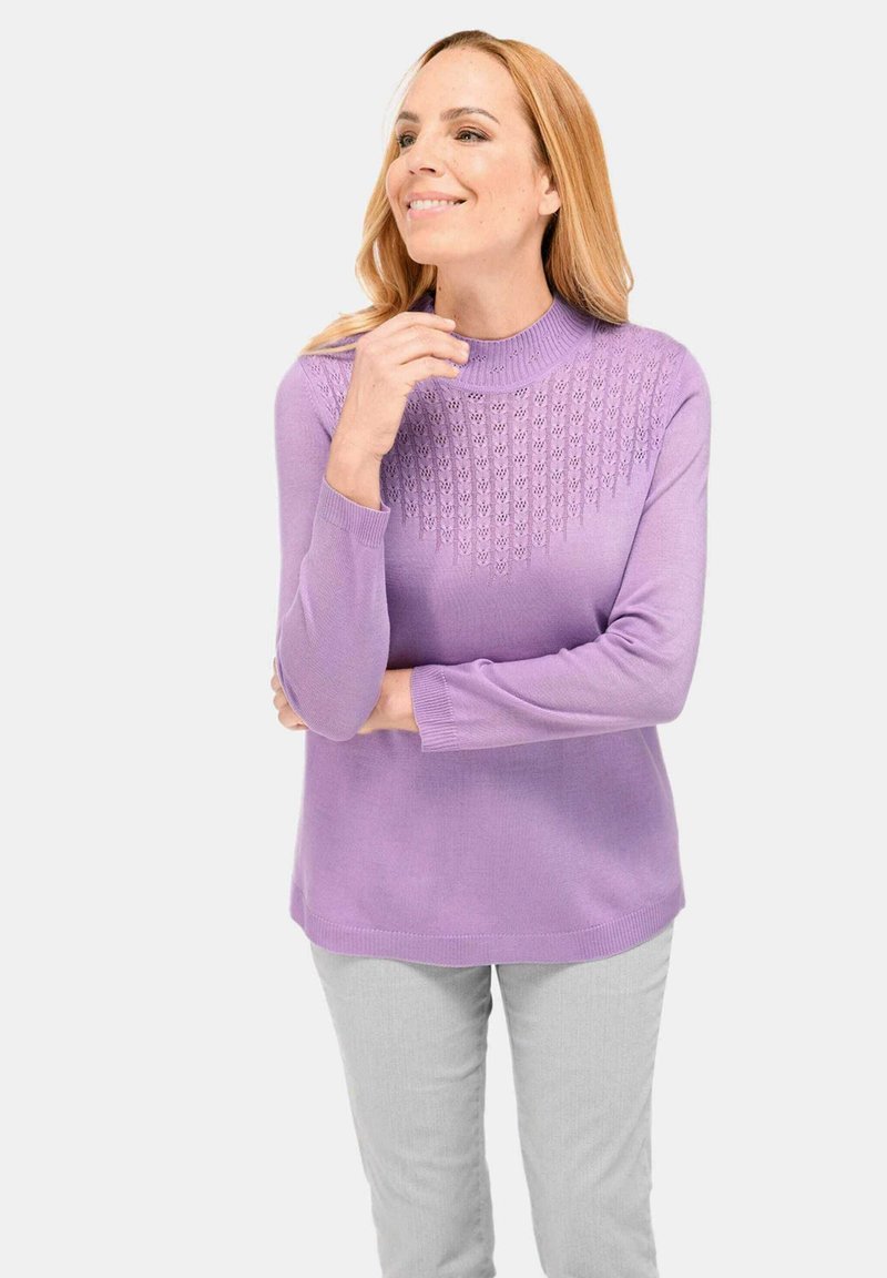 Lavendel Pullover mit hohem Kragen, strukturiertem Strickmuster auf der Brust, langen Ärmeln und einem lockeren Schnitt. Glatte Textur, leichtes Material.