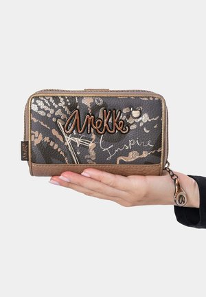Geldbörse aus schwarzem und braunem strukturiertem Leder mit metallischen Akzenten und einem Reißverschluss, auf deren Oberfläche der Text "AneKke Inspire" zu finden ist.