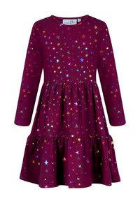 Pitkähihaista mekkoa tumman viininpunaisesta kankaasta, jossa on monivärisiä tähtikuoseja. Hameessa on röyhelöhelma ja pyöreä pääntie.