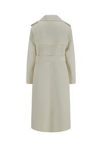 Langer cremefarbener Wollmantel mit Schulterklappen und Gürtel in der Taille, Rückansicht auf weißem Hintergrund.