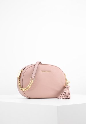 Petit sac bandoulière en cuir rose de forme ovale avec bandoulière chaîne dorée, détail pompon et logo Michael Kors à l'avant.