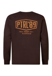 Bruine lange mouwen t-shirt met een grote oranje graphic op de rug met de tekst "PTRL'89," "REG. U.S.A." en "ALASKA'89." Gemaakt van zacht katoen.