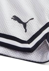 Vit nätfabric har en svart Puma-logotyp. Designen inkluderar marinfärgade och vita randiga detaljer längs kanten.