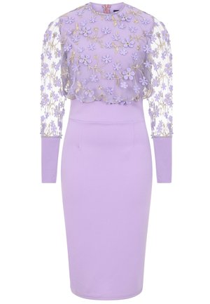 Vestito viola con gonna aderente e corpetto trasparente ricamato. Presenta motivi floreali e dettagli dorati su maniche lunghe trasparenti.