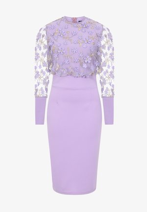 Lilla kjole med en tætsiddende nederdel og gennemsigtig, broderet overdel. Har blomster mønstre og guld accenter på gennemsigtige langærmede ærmer.