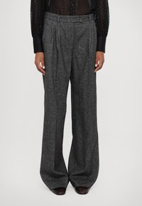 Grijze, geplooide broek met wijde pijpen in een gestructureerde stof, met een op maat gemaakte taille en vloeiende silhouet. Soepele afwerking aan de zoom.