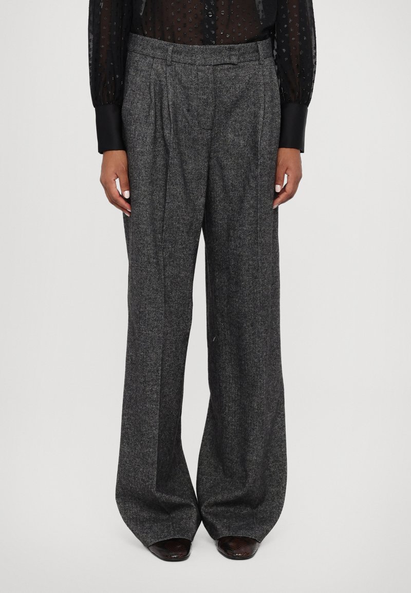 Grijze, geplooide broek met wijde pijpen in een gestructureerde stof, met een op maat gemaakte taille en vloeiende silhouet. Soepele afwerking aan de zoom.