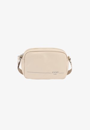 Borsa a tracolla beige con una texture liscia, forma rettangolare, hardware argentato, chiusura con zip e un logo discreto sulla parte anteriore.
