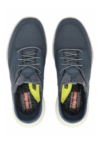 Marineblaue Slip-On-Sneaker mit einem Obermaterial aus Mesh, strukturierten Akzenten, reflektierenden Schnürsenkeln und einer gepolsterten Innensohle mit einem leuchtend gelben Detail.