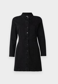 Crna traper haljina s ovratnikom, dugim rukavima i prednjim gumbima. Ima prilagođeni dizajn s dva vertikalna šava i blago raširenim rubom.