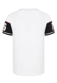 Witte t-shirt met zwarte korte mouwen. De zwarte mouwen hebben witte accenten en de nummers '76' en '13' erop. Zacht stof, ronde halslijn.
