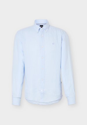 Chemise bleu clair à manches longues avec boutons, col boutonné et logo délicatement brodé sur la poitrine gauche.