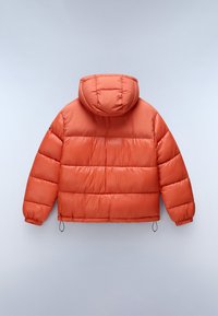 Nafouknutá oranžová bunda s kapucí, která má prošívaný design, elastické manžety a stahovací lem. Hladký, lesklý povrch.