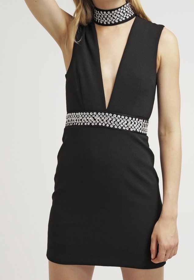 Černé bezramínkové šaty s hlubokým V-výstřihem, ozdobeným krystalovým pásem a odpovídajícím náhrdelníkem. Hladká textura, těsně přiléhající střih.