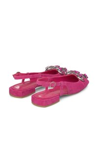 Scarpe slingback in suede rosa con tacco a blocco. Decorate con un accento metallico lucido e gemma rosa nella parte anteriore.