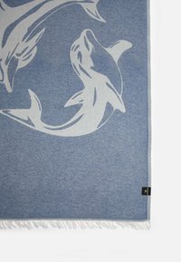 Plavi tekstil s bijelim uzorkom delfina i resicama. Napravljen od mekog materijala, ima teksturirani izgled s suptilnim heather učinkom.
