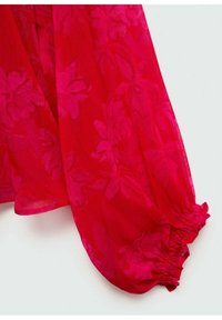 Tissu rouge transparent avec motif floral et poignet élastique, matière douce et légère qui coule doucement.