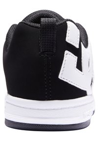 Zwarte sneaker met een structuurstof bovenwerk en witte accenten, voorzien van een gewatteerde kraag en een rubberen zool met een patroonprofiel.