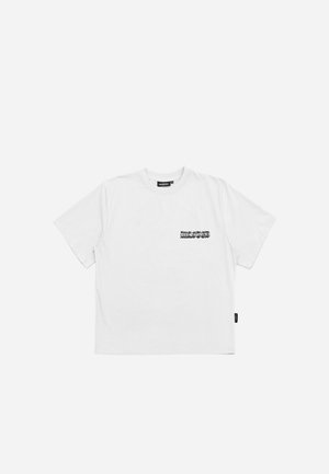 Tricou alb din bumbac, cu guler rotund, mâneci scurte și un mic design grafic negru pe partea stângă a pieptului. Croi drept, cu detalii minime.
