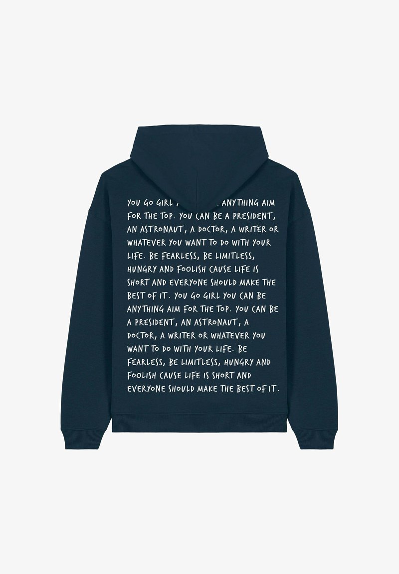 Sweatshirt bleu marine avec capuche à cordon de serrage et poignets côtelés. Texte imprimé en blanc, présentant des phrases motivationnelles dans une police décontractée au dos.
