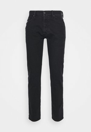 Schwarze Jeans mit geradem Bein, vorn mit Knopf- und Reißverschluss, Gürtelschlaufen und Vordertaschen auf weißem Hintergrund.
